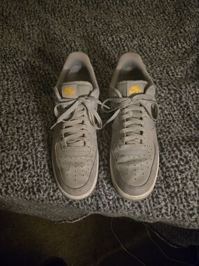 Nike Men’s Low-Top Sneakers in Light Gray with Yellow Logo
